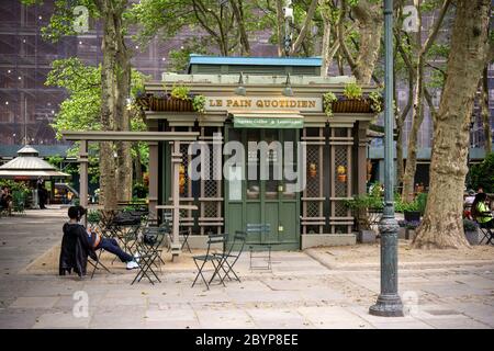 Fermé le pain quotidien à Bryant Park à New York le vendredi 29 mai 2020. (© Richard B. Levine) Banque D'Images