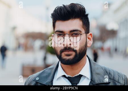 Un homme indien barbu, élégamment habillé, descend dans la rue. Banque D'Images