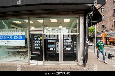 Distributeurs automatiques vendant des masques KN95 et autres masques dans le quartier du Lower East Side de New York le dimanche 3 mai 2020. La machine est un projet de RapidMask2Go qui prévoit d'ouvrir un magasin de briques et de mortier à cet endroit lorsque la ville s'ouvre. (© Richard B. Levine) Banque D'Images