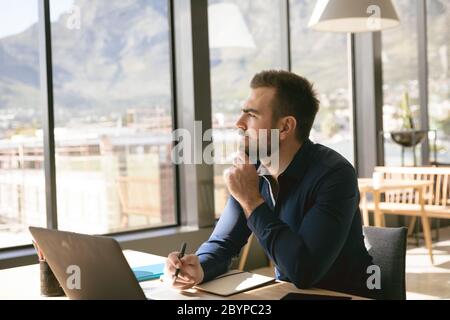 Un jeune homme d'affaires du Caucase pense Banque D'Images