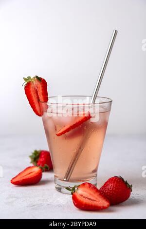 Thé froid aux fraises sur fond blanc Banque D'Images