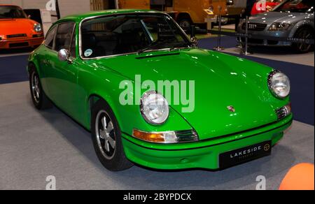 Vue des trois quarts avant d'une Porsche 911 2.4S Viper Green, 1972, sur le stand Lakeside Classics, au salon de l'auto Classic 2019 de Londres Banque D'Images