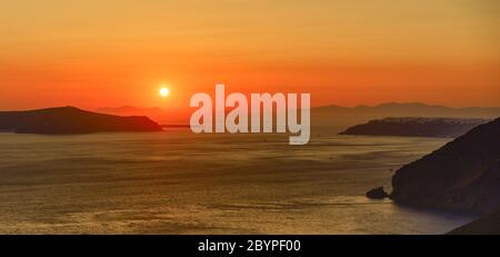 Le coucher du soleil se rapproche des îles et de la caldeira autour de Santorin et de la mer Égée en Grèce, vue de Fira. Banque D'Images