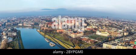 Toits de Cracovie avec vue aérienne de l'historique royal de Wawel et le centre ville Banque D'Images