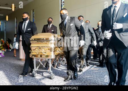 Houston, Texas, États-Unis. 9 juin 2020. Les pallbearers apportent le cercueil dans l'église pour les funérailles de George Floyd mardi, à l'église de la Fontaine de louange à Houston. Floyd est décédé le 25 mai après avoir été retenu par les policiers de Minneapolis. Crédit : Godofredo A. Vasquez/ZUMA Wire/Alamy Live News Banque D'Images