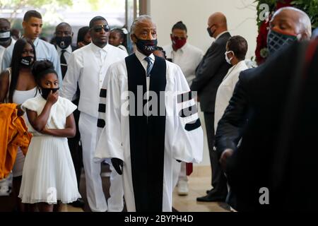 Houston, Texas, États-Unis. 9 juin 2020. Le pasteur AL SHARPTON entre dans l'église pour les funérailles de George Floyd mardi, à l'église de la Fontaine de louange à Houston. Floyd est décédé le 25 mai après avoir été retenu par les policiers de Minneapolis. Crédit : Godofredo A. Vasquez/ZUMA Wire/Alamy Live News Banque D'Images