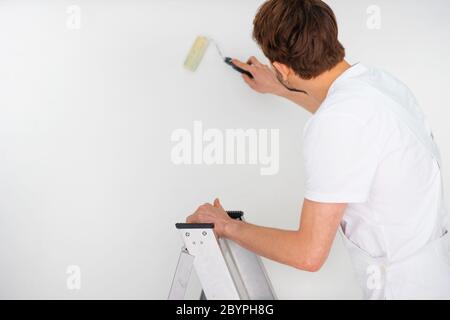 Debout sur un escabeau peintre Banque D'Images