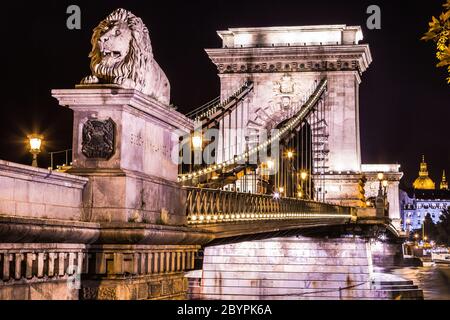 Vue de nuit sur le célèbre Pont des Chaînes à Budapest, Hongrie. Le nom hongrois de la 203 mètres de long pont est Lanchid ou Szech Banque D'Images