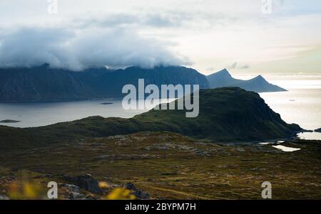 Vues magnifiques belle solitude le long de la plage de Horseid dans les îles Lofoten, Norvège Banque D'Images