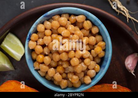 Plat végétarien de pois chiches avec citrouille. Alimentation saine, gros plan Banque D'Images