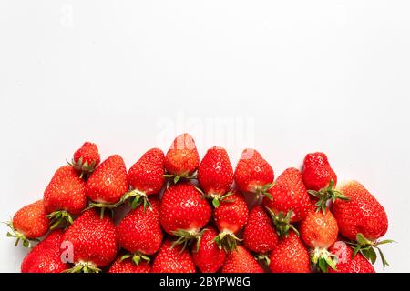 Cadre fait de fraises sur fond blanc. Composition estivale, espace horizontal pour le texte Banque D'Images