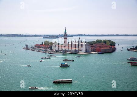 Île et église de San Giorgio Maggiore, trafic de bateaux, bateaux et vaporetto dans la lagune vénitienne, vu du Campanile de Saint-Marc, Venise, Italie Banque D'Images