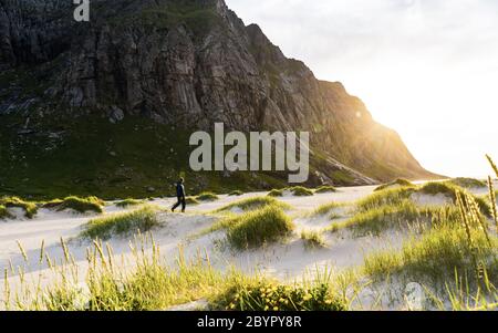 Vues magnifiques belle solitude le long de la plage de Horseid dans les îles Lofoten, Norvège Banque D'Images