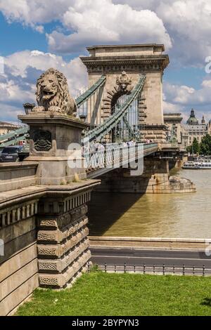 Le pont de la chaîne Szechenyi est un magnifique pont suspendu décoratif qui enjambe le Danube de Budapest, la capitale de Banque D'Images