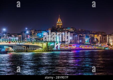 Vue d'Istanbul et la tour de Galata et bridge at night Banque D'Images