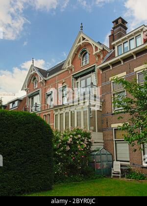 Maison en brique avec jardin à l'avant dans le style victorien dans la ville d'Utrecht, pays-Bas Banque D'Images