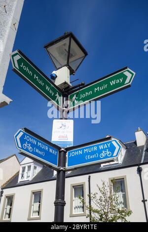 Panneau pour John Muir Way dans Quality Street, North Berwick Banque D'Images