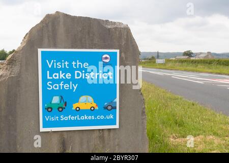 Visitez le Lake District en toute sécurité au panneau à l'entrée du parc national juste à côté de Kendal. Inscrivez-vous lorsque le gouvernement voyage en voiture à haute voix au Royaume-Uni Banque D'Images