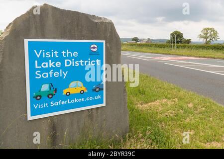 Visitez le Lake District en toute sécurité au panneau à l'entrée du parc national juste à côté de Kendal. Inscrivez-vous lorsque le gouvernement voyage en voiture à haute voix au Royaume-Uni Banque D'Images