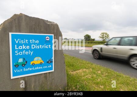 Visitez le Lake District en toute sécurité au panneau à l'entrée du parc national juste à côté de Kendal. Inscrivez-vous lorsque le gouvernement voyage en voiture à haute voix au Royaume-Uni Banque D'Images