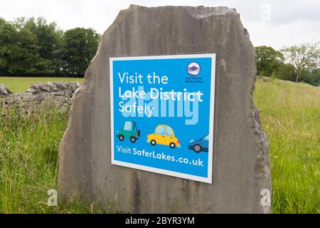 Visitez le Lake District en toute sécurité au panneau à l'entrée du parc national juste à côté de Kendal. Inscrivez-vous lorsque le gouvernement voyage en voiture à haute voix au Royaume-Uni Banque D'Images