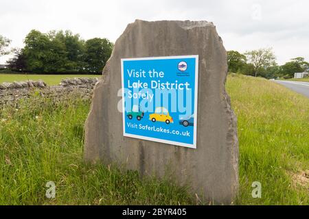 Visitez le Lake District en toute sécurité au panneau à l'entrée du parc national juste à côté de Kendal. Inscrivez-vous lorsque le gouvernement voyage en voiture à haute voix au Royaume-Uni Banque D'Images