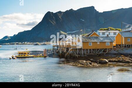 Chalets jaunes sur les points de vue populaires village de pêcheurs îles Sakrisoy Lofoten Norvège. Banque D'Images