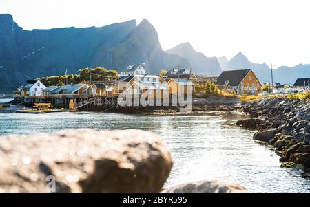 Chalets jaunes sur les points de vue populaires village de pêcheurs îles Sakrisoy Lofoten Norvège. Banque D'Images