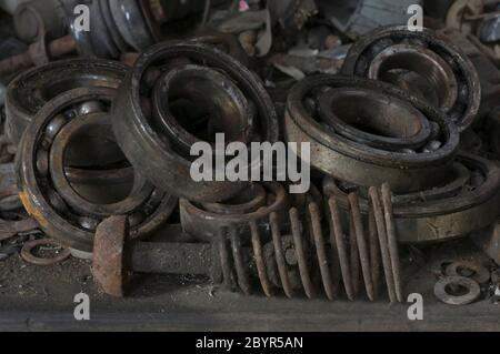 Kits de roulement anciens et abandonnés dans un atelier automobile Banque D'Images