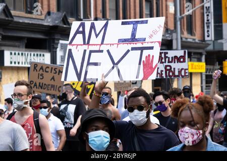 Les supporters de Black Lives Matter défilant dans le centre-ville de Toronto après la mort de Regis Korchinski-paquet et George Floyd. Banque D'Images