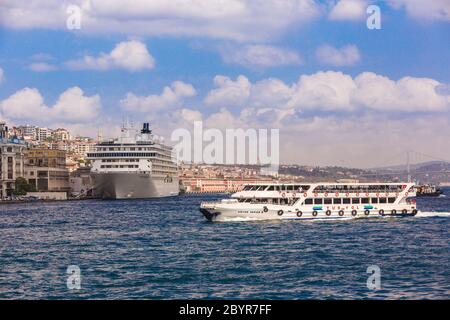 Traversier à Istanbul Turquie transportant des personnes Banque D'Images