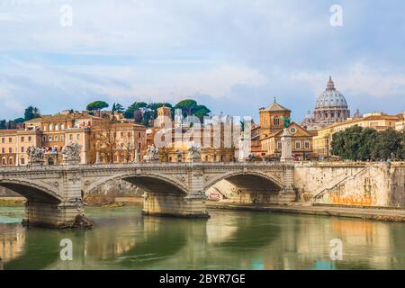 Vue sur le Vatican avec la basilique Saint-Pierre et le pont Sant'Angelo (Rome, Italie) Banque D'Images