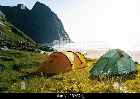 Vue panoramique sur un paysage saisissant d'une tente sur la plage en bord de mer en été. Camping sur la côte océanique. Archipel des Lofoten Norvège. Vacances et voyages Banque D'Images