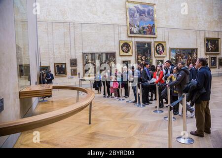 Les visiteurs prennent une photo de la Joconde de Léonard de Vinci au musée du Louvre Banque D'Images