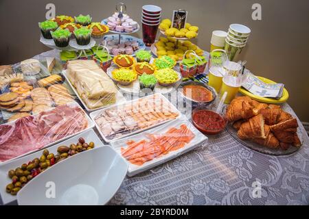 Table ronde avec divers biscuits, tartes, gâteaux et petits gâteaux Banque D'Images