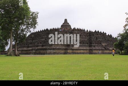 BOROBUDUR, INDONÉSIE - 10 juin 2013 : visiteurs au temple de Borobudur. Vue panoramique depuis la base du temple. Candi Borobudur est la plus grande température bouddhiste Banque D'Images