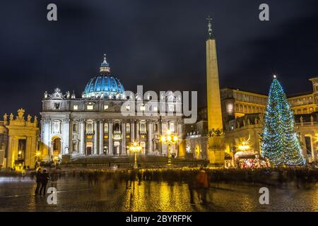 Vue sur la basilique San Pietro, nuit, Cité du Vatican à Rome, Italie Banque D'Images