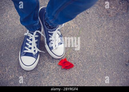 Pieds pour enfants dans de nouvelles baskets bleues sur la rue Banque D'Images