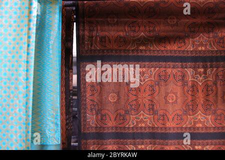 Textile Batik avec cire accrochée à l'usine de Winotosastro à Yogyakarta, Java, Indonésie. Motifs batik sur tissu. La paix textile est hangi Banque D'Images