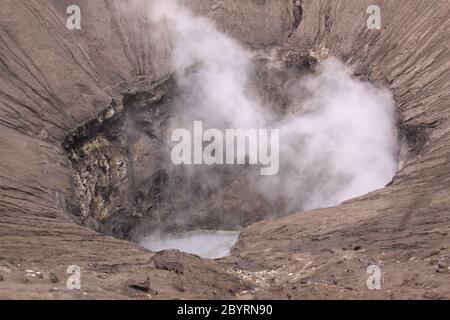 Mont Bromo fumée sortant du cratère principal, avant le lever du soleil, Java Indonésie. Parc national de Bromo Tengger Semeru. Cratère fumeur de volcan actif Banque D'Images