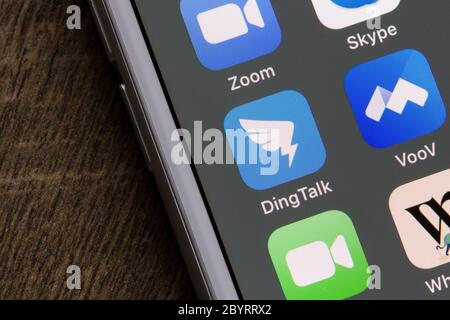 Les icônes d'applications mobiles de DingTalk et VooV, les services de visioconférence chinois appartenant respectivement à Alibaba et Tencent, sont visibles sur un smartphone. Banque D'Images