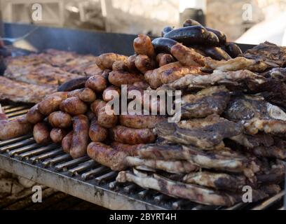 Saucisses fraîches et des hot-dogs grilling outdoors Banque D'Images