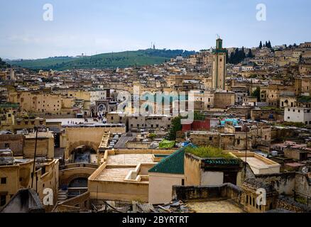 FÈS, MAROC - VERS MAI 2018 : vue sur Fès et les toits de la Médina Fes el Bali, le plus ancien quartier médina de la ville. Banque D'Images