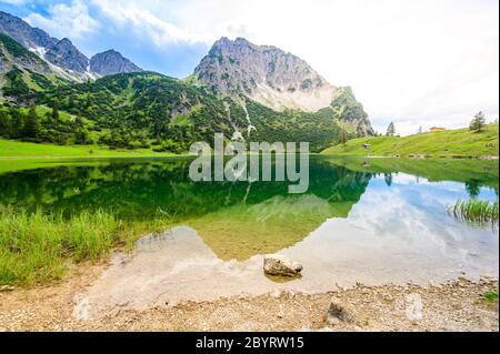 Magnifique paysage du mont Gaisalpsee et Rubihorn à Oberstdorf, reflet dans le lac de montagne, Alpes d'Allgau, Bavière, Allemagne Banque D'Images