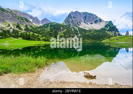 Magnifique paysage du mont Gaisalpsee et Rubihorn à Oberstdorf, reflet dans le lac de montagne, Alpes d'Allgau, Bavière, Allemagne Banque D'Images