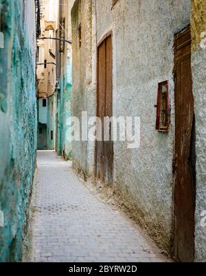 FÈS, MAROC - VERS MAI 2018 : vue sur la rue étroite typique de la Médina de Fès. FES el Bali, le plus ancien quartier médina de la ville. Banque D'Images