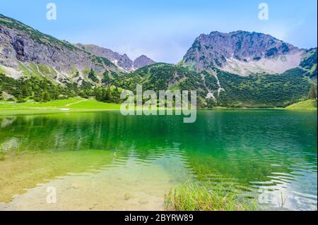 Magnifique paysage du mont Gaisalpsee et Rubihorn à Oberstdorf, reflet dans le lac de montagne, Alpes d'Allgau, Bavière, Allemagne Banque D'Images