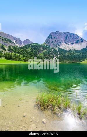 Magnifique paysage du mont Gaisalpsee et Rubihorn à Oberstdorf, reflet dans le lac de montagne, Alpes d'Allgau, Bavière, Allemagne Banque D'Images