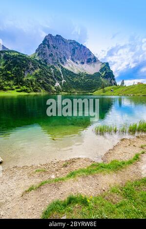 Magnifique paysage du mont Gaisalpsee et Rubihorn à Oberstdorf, reflet dans le lac de montagne, Alpes d'Allgau, Bavière, Allemagne Banque D'Images