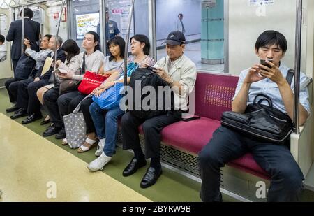 Les personnes qui voyagent dans un métro de la ligne de métro de Tokyo Oedo, Tokyo, Japon Banque D'Images